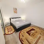 House With Big Courtyard, 4 Parking Spots Vakantiehuis Boekarest