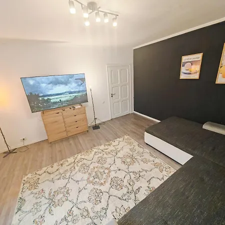 House With Big Courtyard, 4 Parking Spots *
