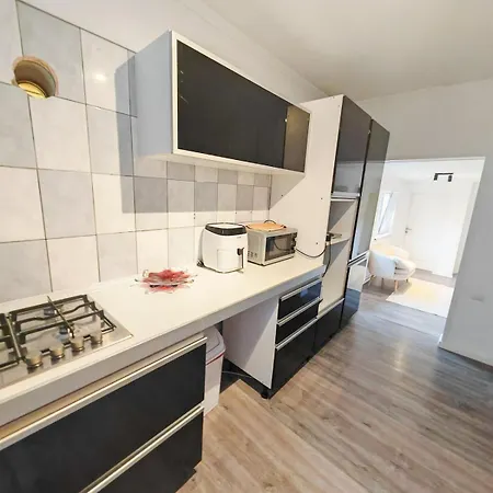 Semesterbostad House With Big Courtyard, 4 Parking Spots Bukarest