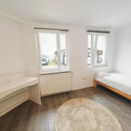 House With Big Courtyard, 4 Parking Spots Bukarest