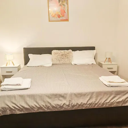 House With Big Courtyard, 4 Parking Spots * Bukurešť