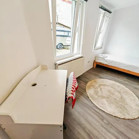 House With Big Courtyard, 4 Parking Spots Бухарест