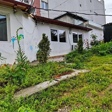 House With Big Courtyard, 4 Parking Spots Бухарест