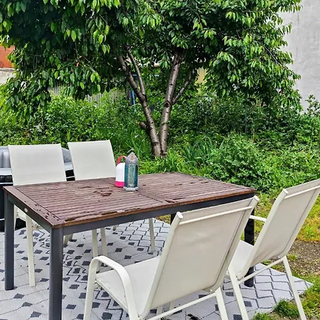 House With Big Courtyard, 4 Parking Spots Бухарест