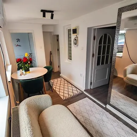 House With Big Courtyard, 4 Parking Spots *