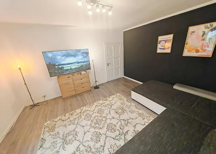 House With Big Courtyard, 4 Parking Spots *