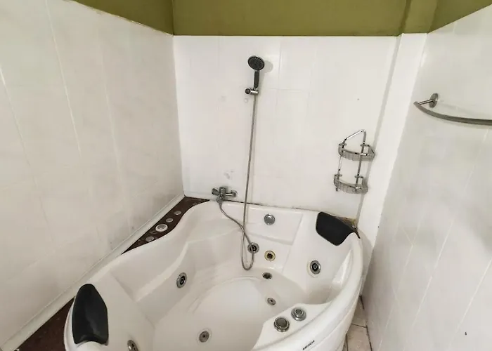 House With Big Courtyard, 4 Parking Spots Holiday home *