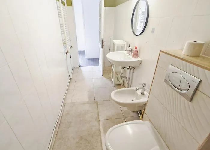 House With Big Courtyard, 4 Parking Spots *