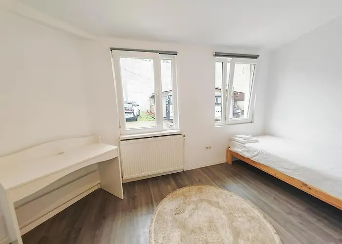 House With Big Courtyard, 4 Parking Spots Bukarest