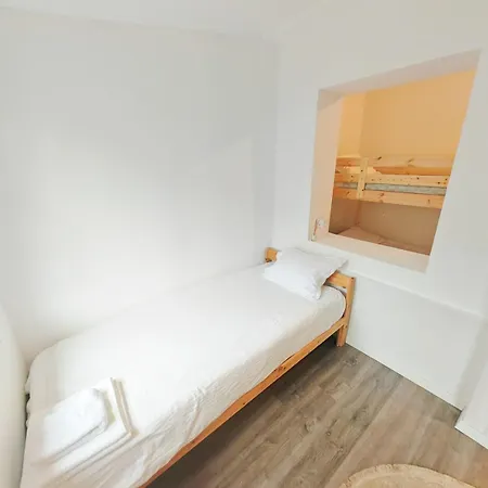 Nyaraló House With Big Courtyard, 4 Parking Spots Bukarest