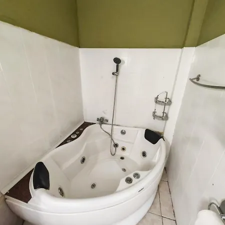 House With Big Courtyard, 4 Parking Spots 度假居 *