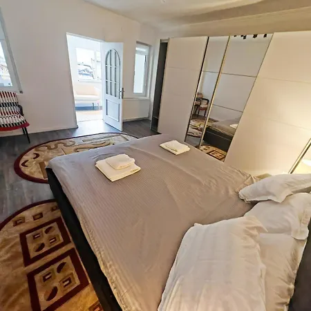 House With Big Courtyard, 4 Parking Spots 布加勒斯特