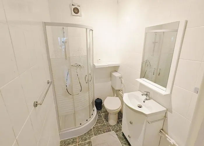 Hébergement de vacances House With Big Courtyard, 4 Parking Spots *