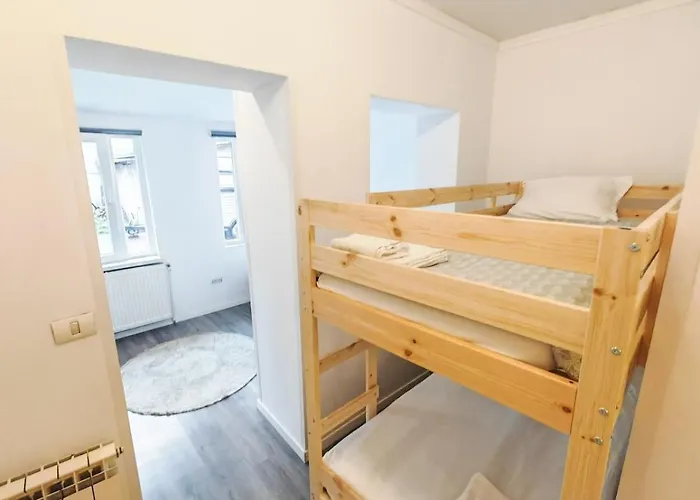 Hébergement de vacances House With Big Courtyard, 4 Parking Spots
